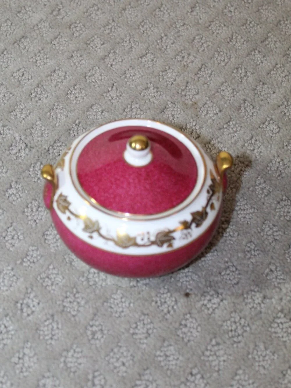 Wedgwood Whitehall W3994 Bone China Powder Ruby Sugar Bowl & Lid